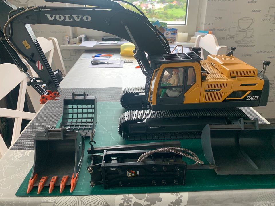 RC Bagger Volvo 480 E in Kaufungen