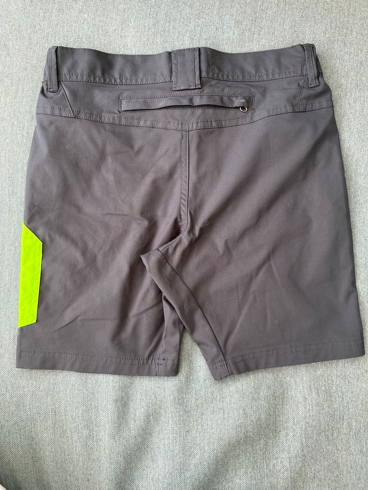 Neuwertig! Jungen Shorts in Größe 140 von CMP in Sankt Augustin