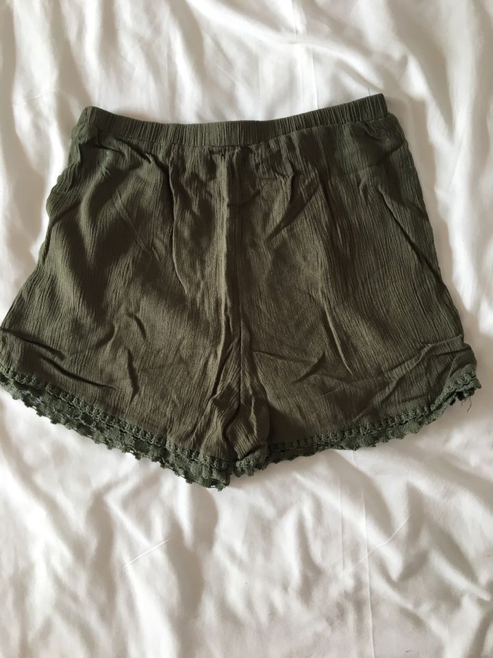 Kurze Shorts (152) in Bromskirchen