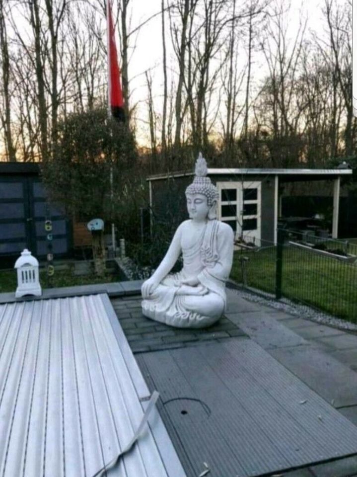 Buddha aus Stein Gartendeko Steinfigur Deko für draußen Frostfest in Leverkusen