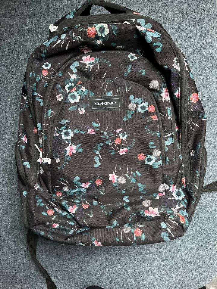 Dakine Rucksack mit Blumenmuster in Cochem an der Mosel