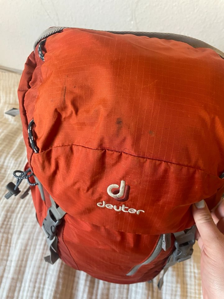 Deuter Futura 24 SL Wanderrucksack Orange Damen Daypack in Mainz