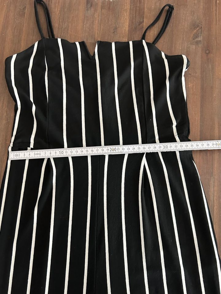 Neuwertiger Jumpsuit Bershka, M/L, gestreift, schwarz/weiß in Kamp-Lintfort