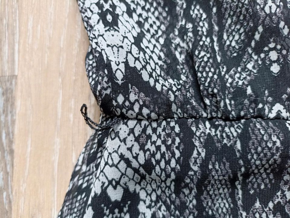 Kleid Sommerkleid H&M Schlangenoptik Grau schwarz XL in Borchen