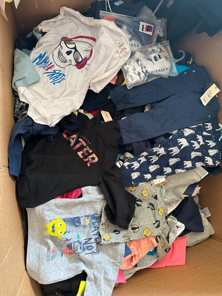 Kinderkleidung Restposten 500 Stück Hose T-Shirt Pullover in Seelow
