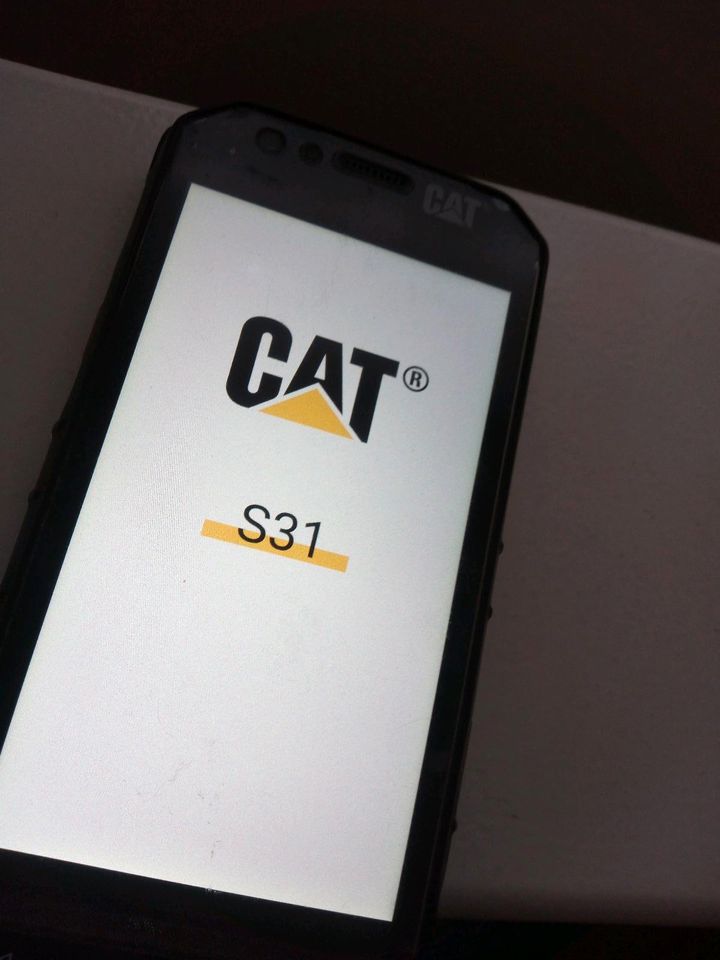 Smartphone Cat 31 im gebrauchten Zustand mit defekter Ladebuchse in Oßling
