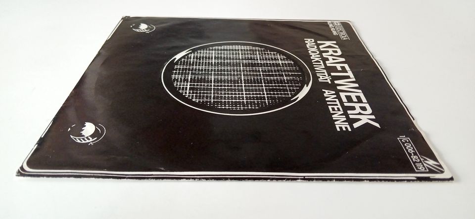 KRAFTWERK+Radioaktivität+Germany+1976+Kling Klang+7" Single (2) in Halle
