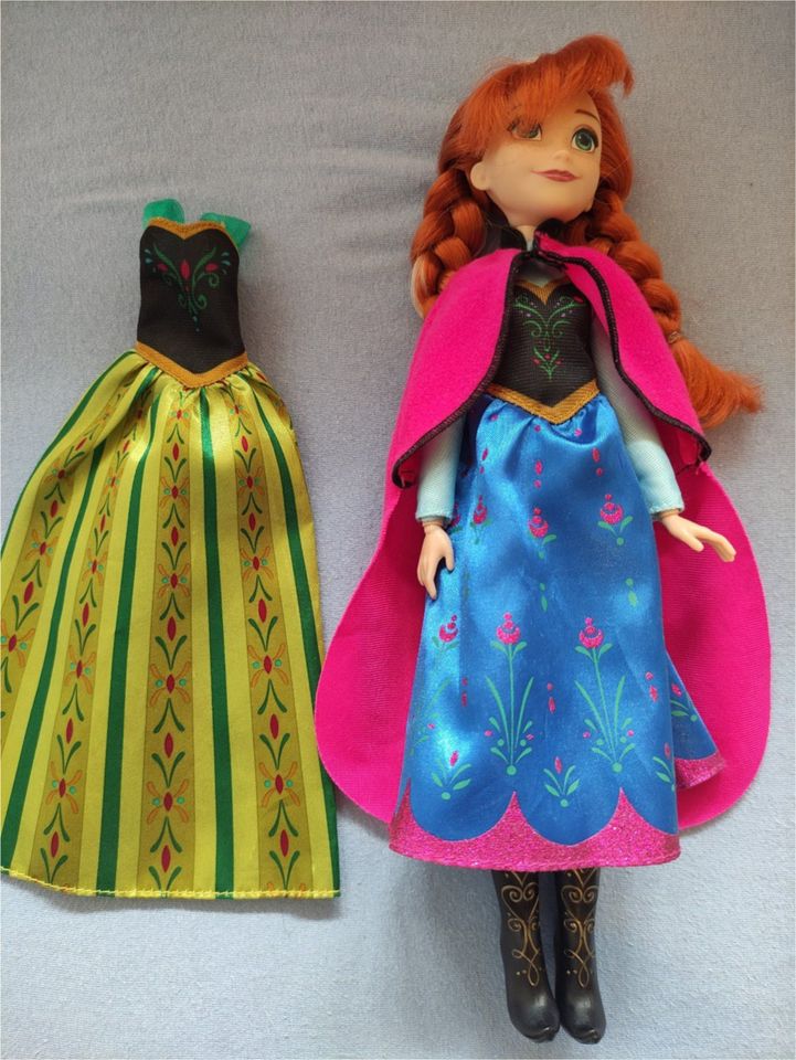 Anna und Elsa Barbies in Scheggerott