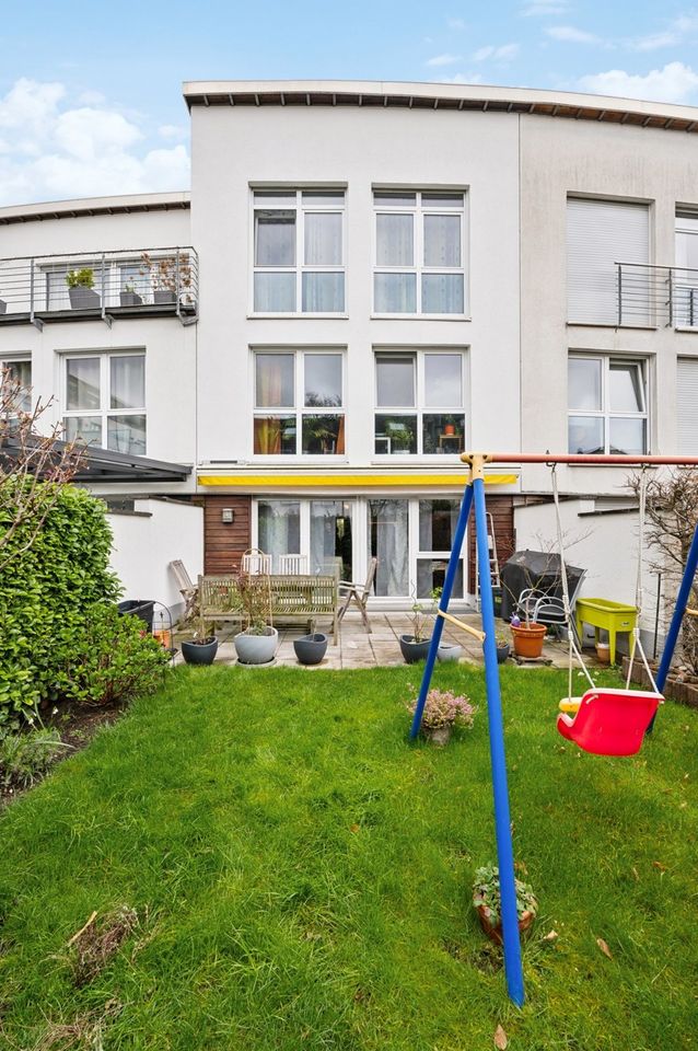 Familienfreundliches Juwel Uniklinik Nähe! 6 Zimmer! Baujahr 2001! in Düsseldorf