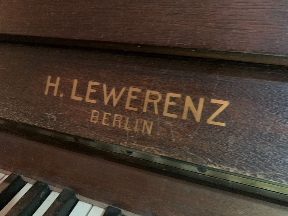 Liebevolles Klavier: Erbstück aus familiären Zeiten – H. Lewerenz in Nüsttal