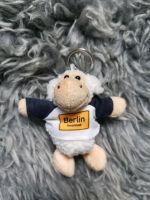 Kleiner Stofftier Schlüsselanhänger Schäfchen mit Shirt "Berlin" Stuttgart - Stuttgart-Nord Vorschau