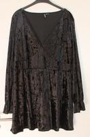 NEU Samt Velours Kleid mit tiefem V-Ausschnitt Gr.44 46 48 Hessen - Dautphetal Vorschau