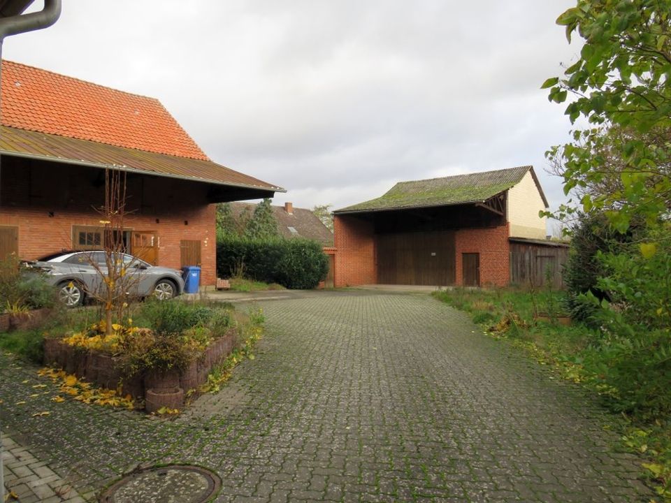 Viel Platz zum Wohnen - ehemalige Hofstelle mit Wirtschaftsgebäude und großer Treckergarage in Wahrenholz