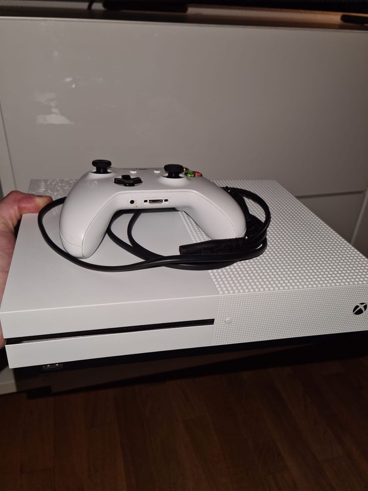 Xbox One mit Kontroller in Frankfurt am Main