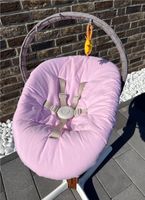 STOKKE Nomi Newborn Set rosa mit Spielbügel Babywippe Babyaufsatz Sachsen-Anhalt - Merseburg Vorschau