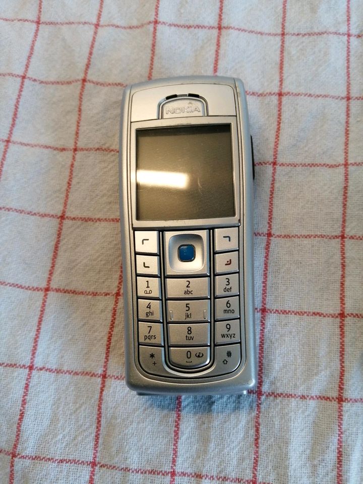 Handy Nokia 6230i und Ladegerät in Schleswig