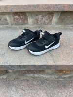 Nike Kinder / Turnschuhe Größe 26 Schwarz/ Weiß Mecklenburg-Vorpommern - Rostock Vorschau