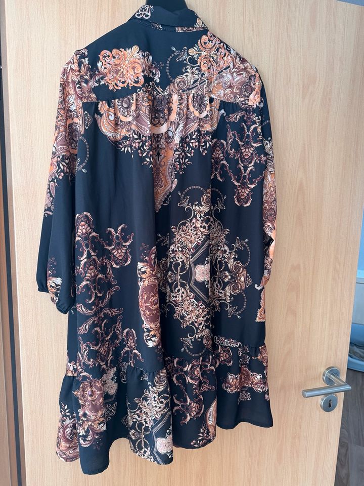 Kleid / längere Bluse mit sehr tollem Muster und Gürtel - M/L in Eberstadt