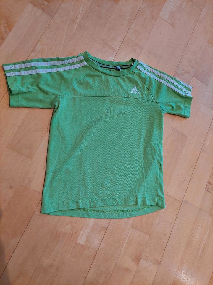 Adidas T-Shirt, Gr. 128 in Neuschönau