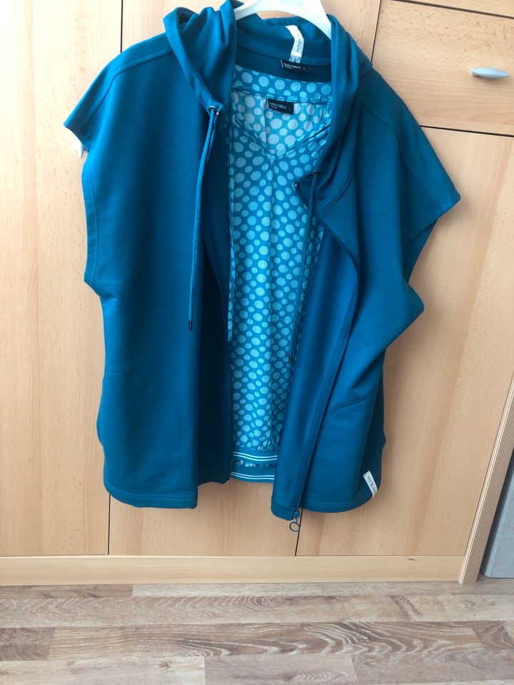 Jacke, Weste, Reißverschluss Shirt, grün mit Kapuze in Butzbach