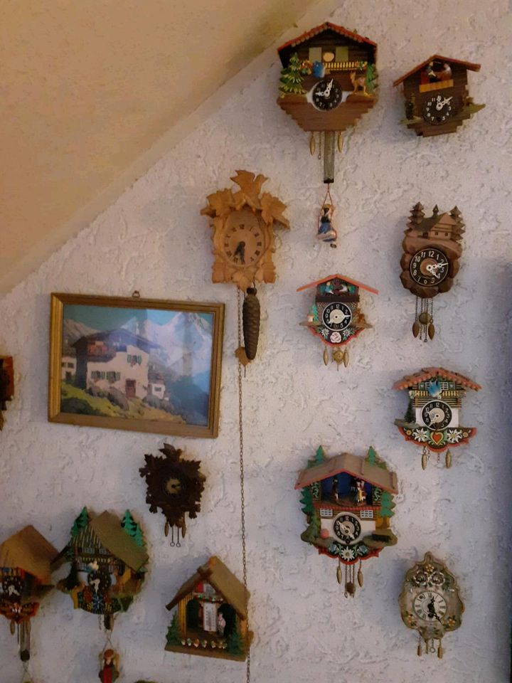 Konvolut ,  19 Schwarzwälder Miniatur Uhren in Herford
