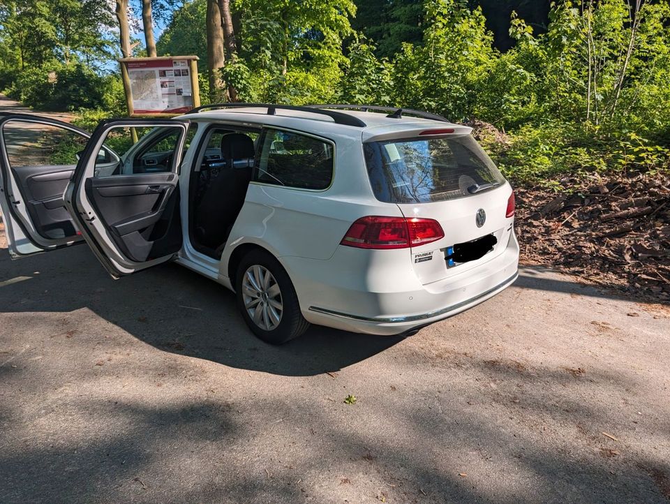 Volkswagen Passat Variant 1.6 TDI BMT AHK XENON in Lübbecke 