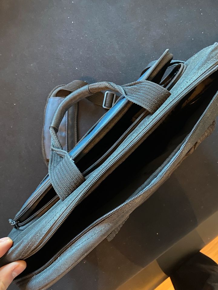 Manhattan Laptop Tasche wie neu in schwarz in Korbach