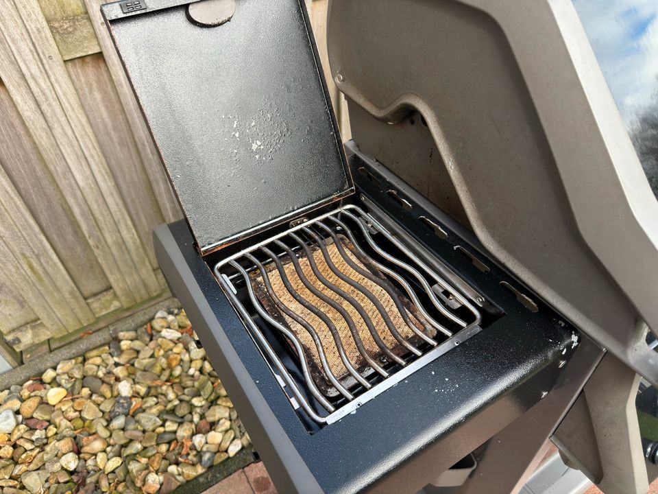 Napoleon Rogue 425 Gasgrill Sizzlezone Edalstahl + Gusseisen Rost in Bad Rothenfelde