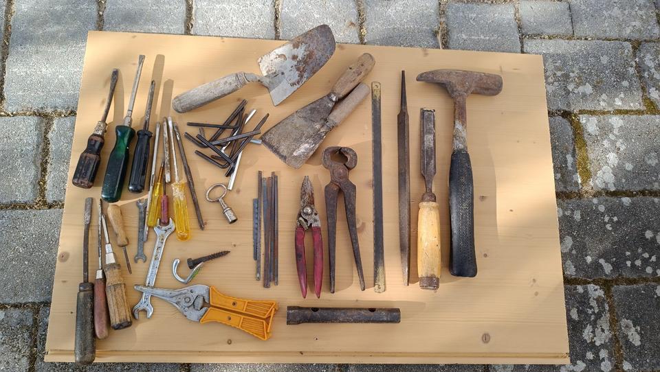 Werkzeug Konvolut Schraubendreher Hammer Zange Sägeblätter in Walldorf