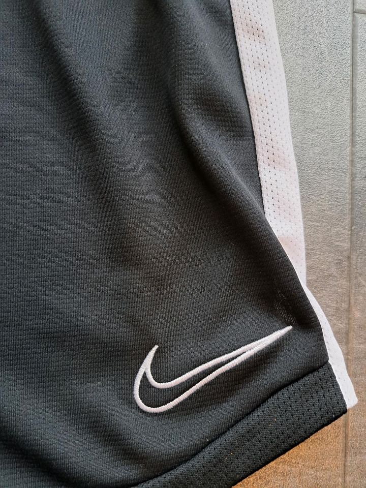 Laufshorts Nike Gr M in Ahlerstedt