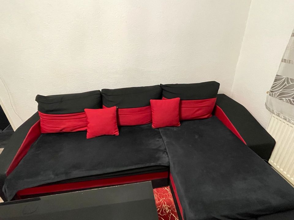 Sofa mit Teppich L Form in Schwarz/Rot in Hannover