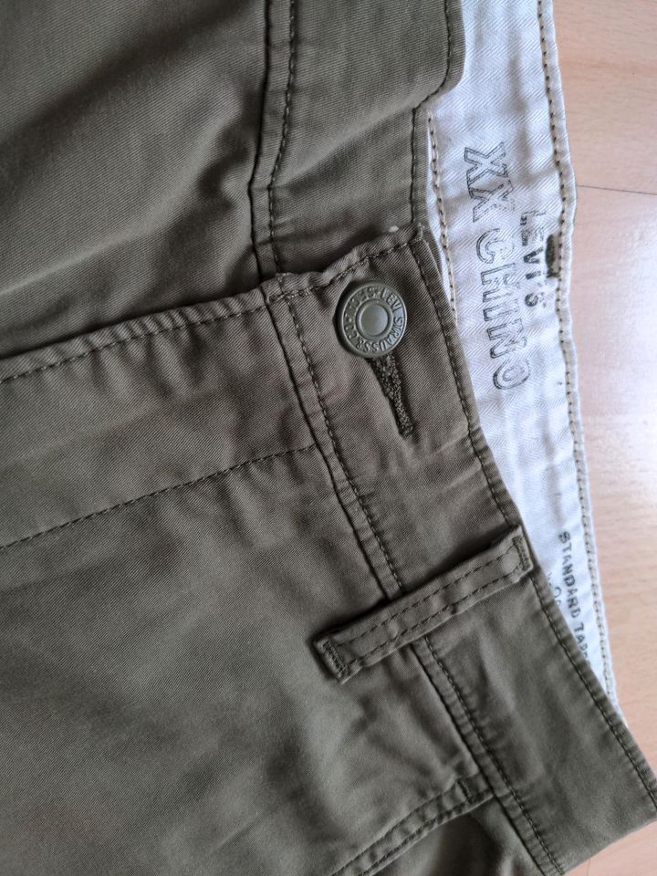 Levis Shorts junge w28 L9.5 in Völklingen