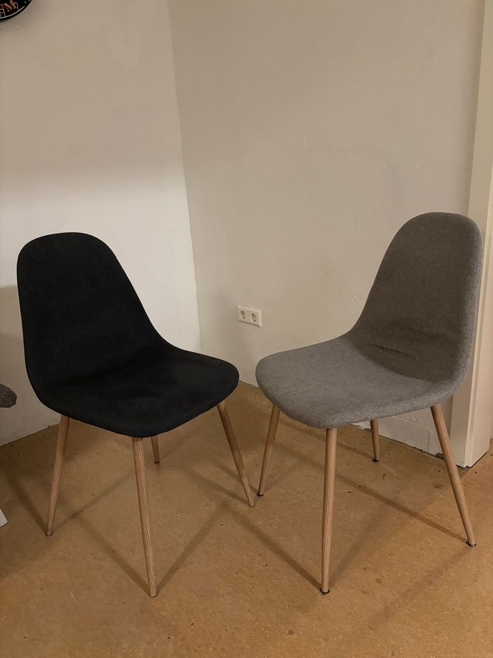 Zwei Stühle in Bochum