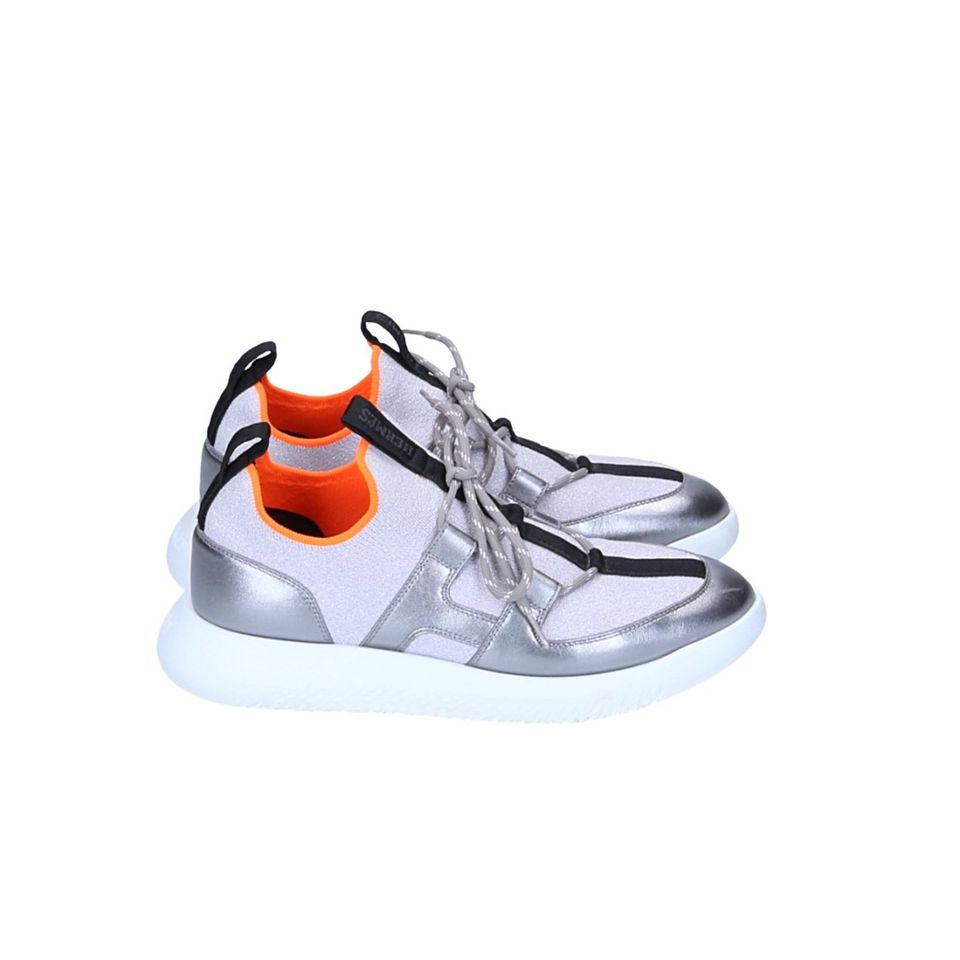 HERMÈS SNEAKER SCHUHE 'DUEL' AUS GEWEBE UND KALBSLEDER IN SILBER in Darmstadt