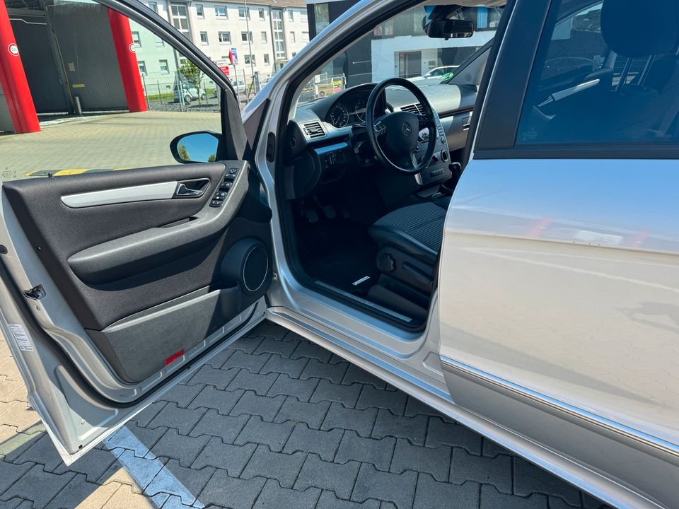Mercedes A200 Avantgarde Ausstattung siehe Bilder in Siegburg
