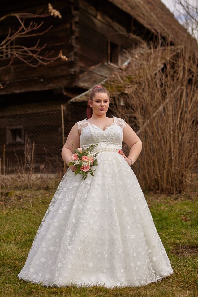 Brautkleider-Hochzeitskleider bis 500€ alle neu in Kirchseeon