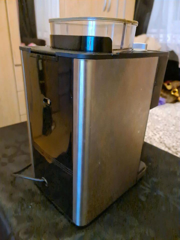 Russell Hobbs Kaffeemaschine zum Mahlen Model 18331-56 Platinum in Berlin