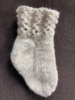 2 Paar handgestrickte Babysocken mit Lochmuster im Schaft Niedersachsen - Bad Pyrmont Vorschau