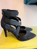 Pumps Höhe Schuhe Schwarz Riemchen 40 Nordrhein-Westfalen - Hürth Vorschau