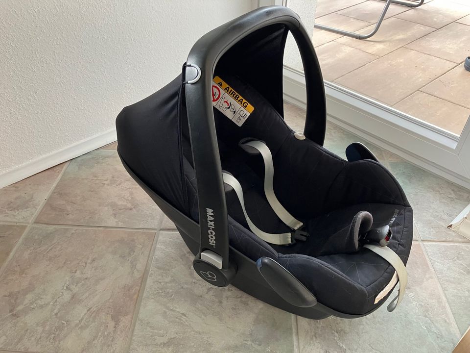 Maxi Cosi Pebble Plus Babyschale & Neugeboreneneinsatz, schwarz in Tuchenbach