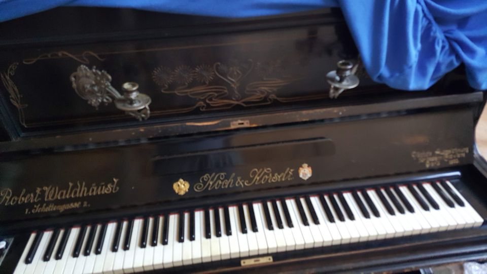 Klavier mit besonderer Inschrift in Ottobrunn