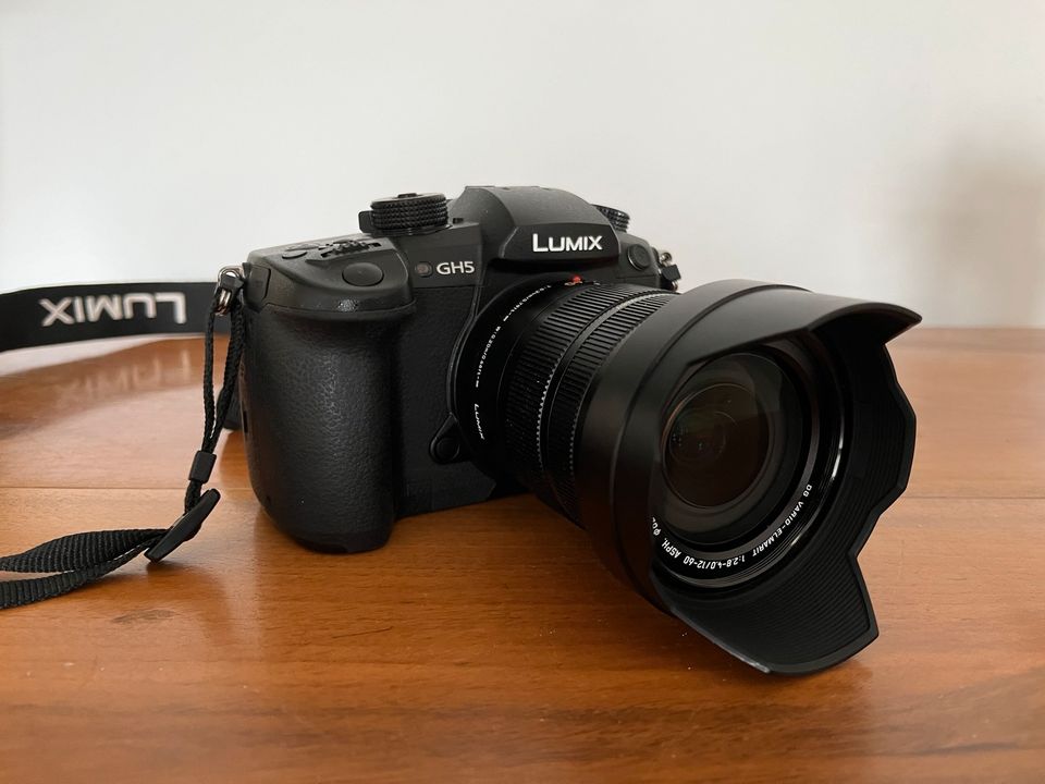 Panasonic Lumix GH5 mit Leica Vario Elmarit 12-60 und Zubehör in Hamburg