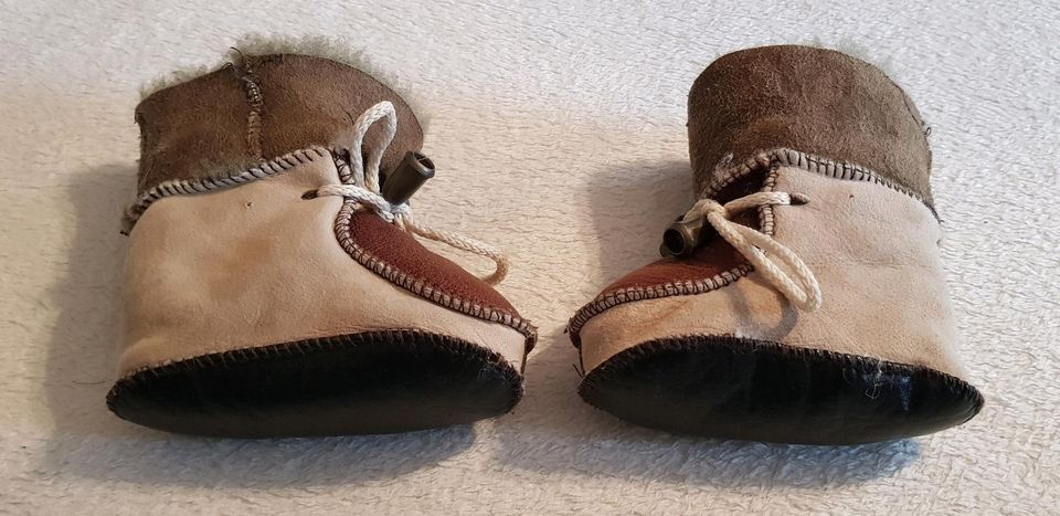 Leder-Babyschuhe/ Wagenschuhe mit Lammfell Gr.<20 Neu in Dresden