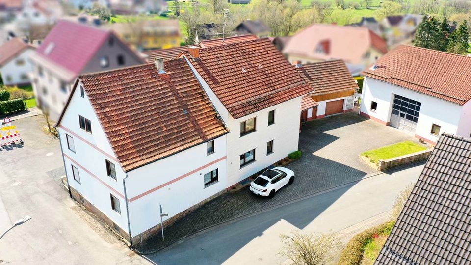 2Familienhaus mit 3 Garagen, vielseitiger Halle und idyllischem Garten