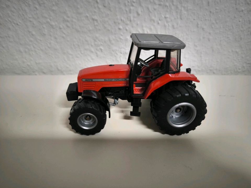 Spielzeug Traktor in Sankt Augustin