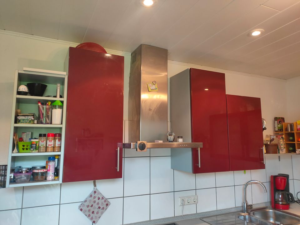 Weinrote Küche mit Elektrogeräten, Selbstabbau in Northeim