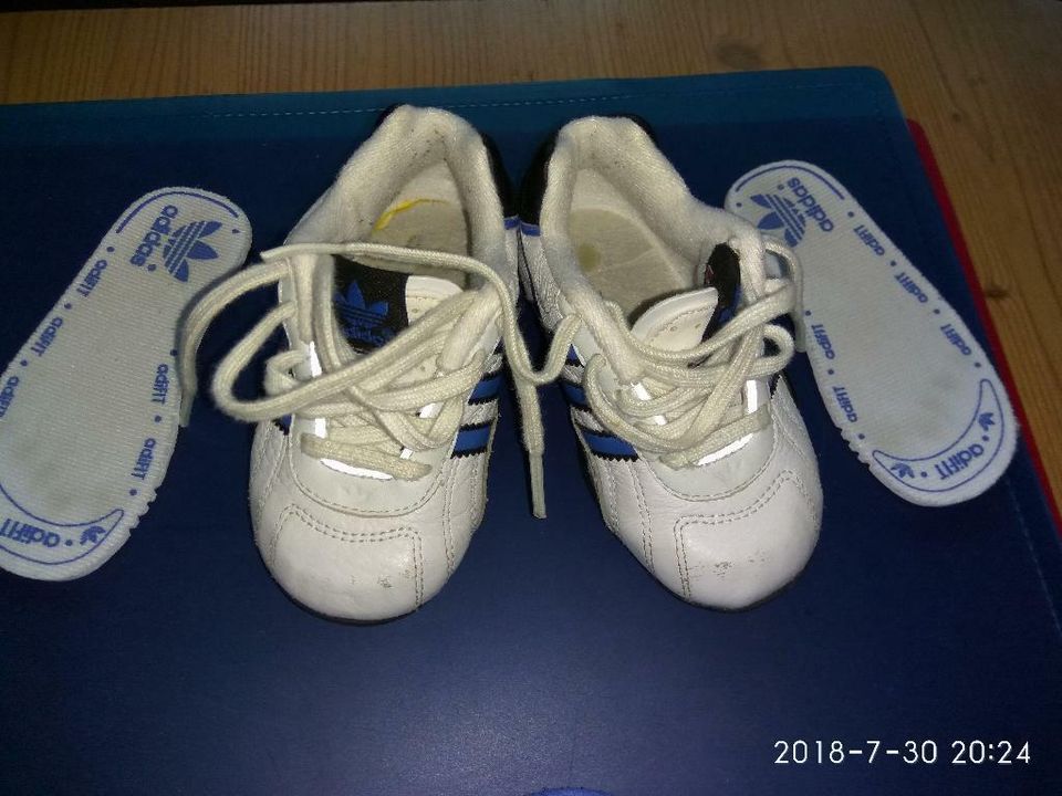 Adidas Baby Turnschuhe gr. 20 in Windeby