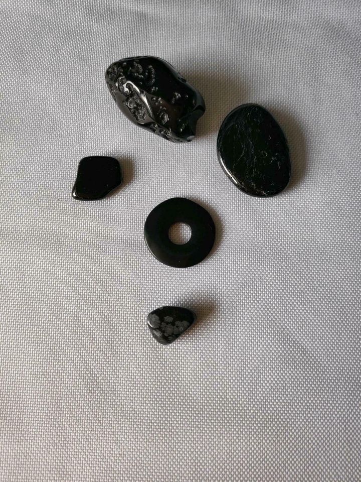 Edelsteine in schwarz / 4 Stk. in Weyhe