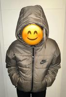 Nike Damen  Mädchen Winterjacke in Oliv Taupe Sachsen-Anhalt - Salzwedel Vorschau
