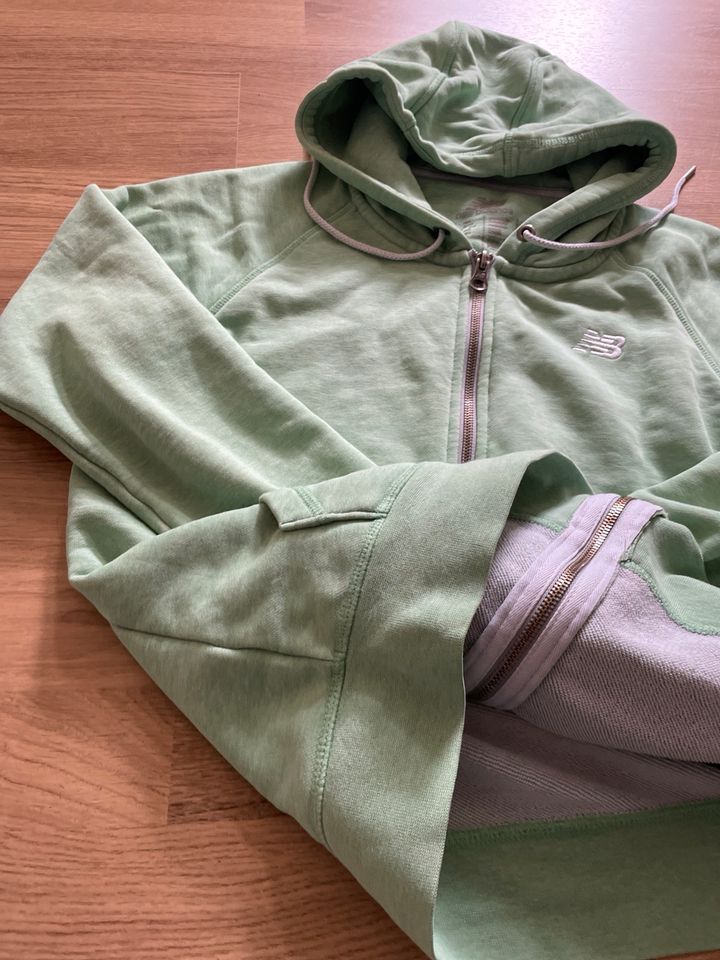 New Balance Sweatshirt Jacke Training grün Damen *S* in Lingen (Ems)